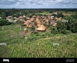Image d’un village paisible symbolisant un chemin d’apprentissage guidé par des repères et des ajustements réguliers