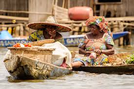 Femmes tofinu en pirogue allant au marché