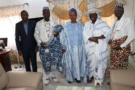 Réunion d'anciens dans une communauté fon