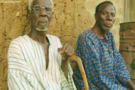 Jeune saluant un ancien dans un cadre béninois