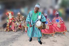 Tambours et musiciens dans un ensemble traditionnel fon