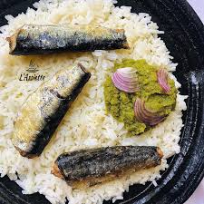 Riz blanc et poisson frit