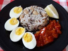 Riz avec œufs en sauce tomate