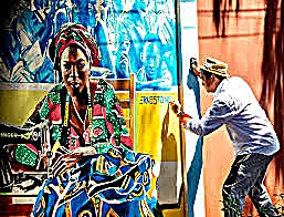 Artiste béninoise travaillant sur une fresque