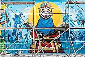 Fresque géante réalisée avec un échafaudage
