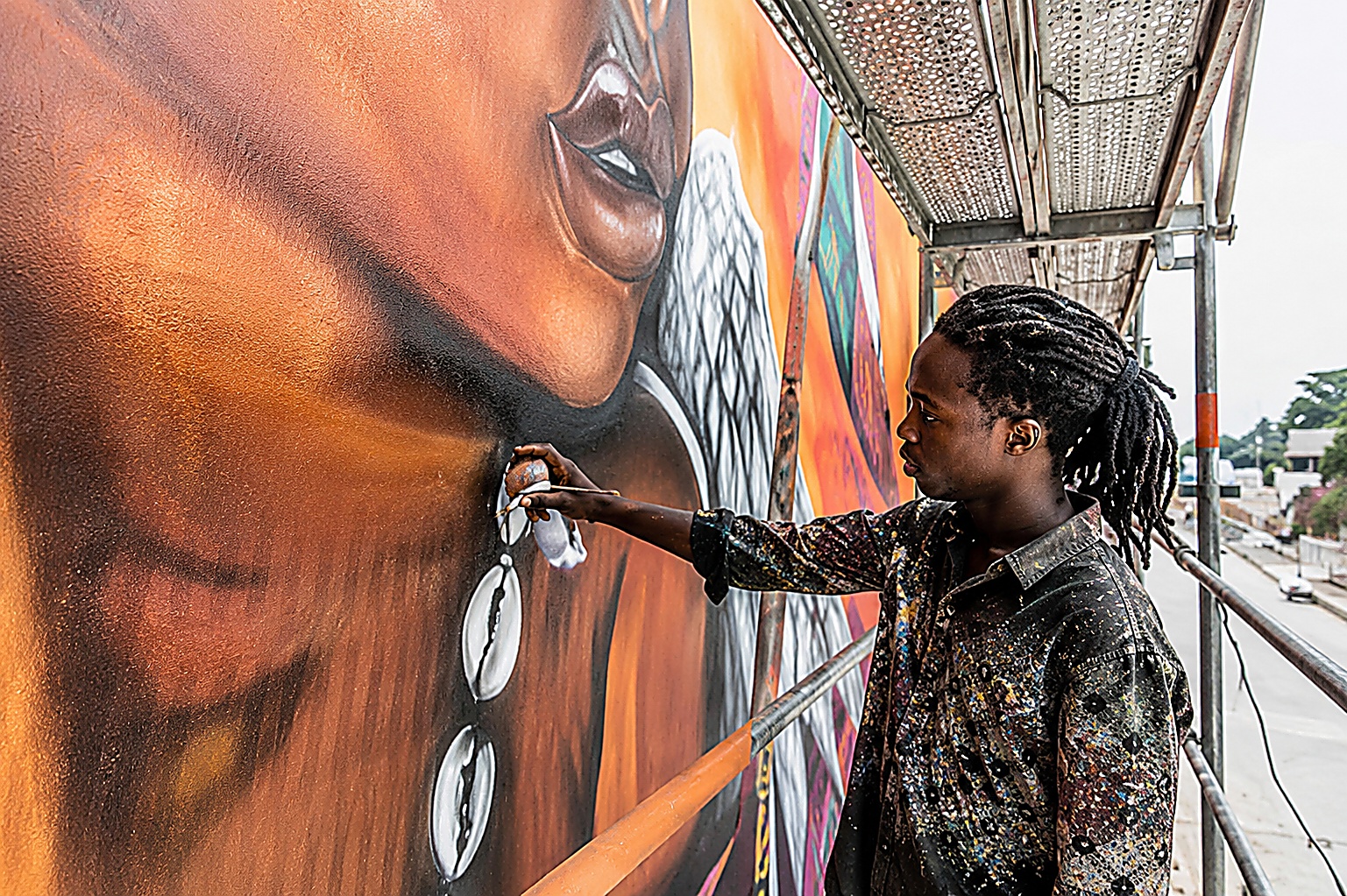 Graffeur béninois utilisant une bombe aérosol