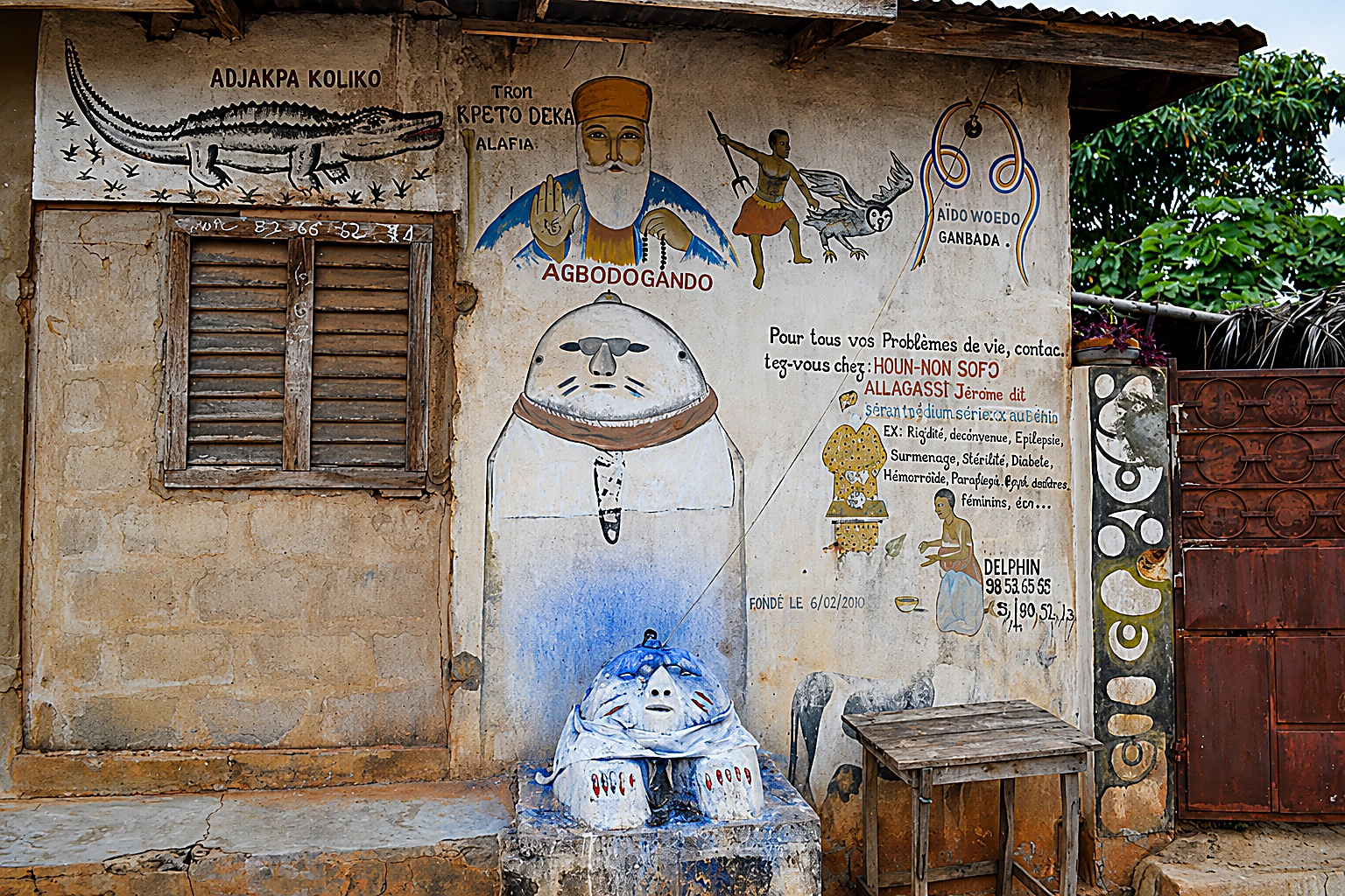 Comparatif : peinture traditionnelle sur façade de couvent vodun (Ouidah) et graffiti contemporain (Cotonou)