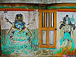 Peinture murale sur maison fétiche à Ouidah — art rituel vodun dans l'espace public