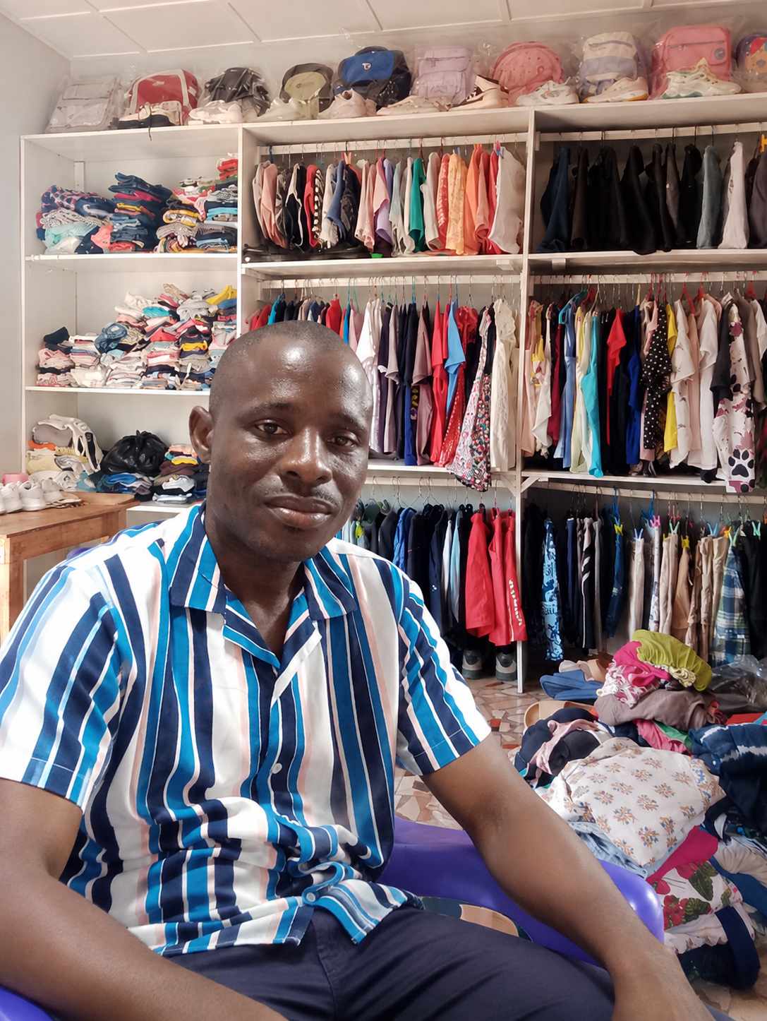 Vêtements proposés dans la friperie de Jean