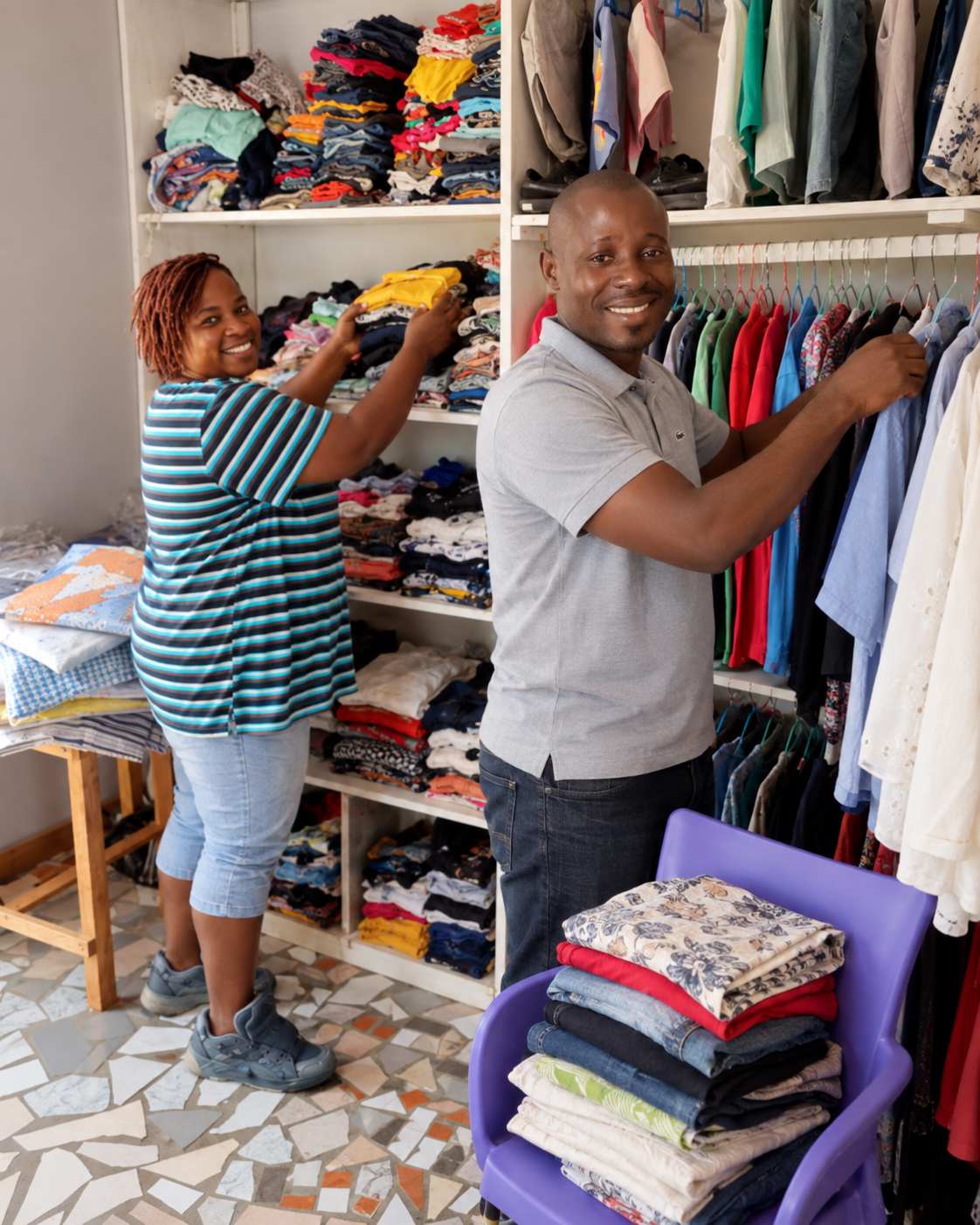 Présentation des vêtements dans la friperie de Jean